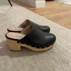 Never been worn Steve Madden clogs